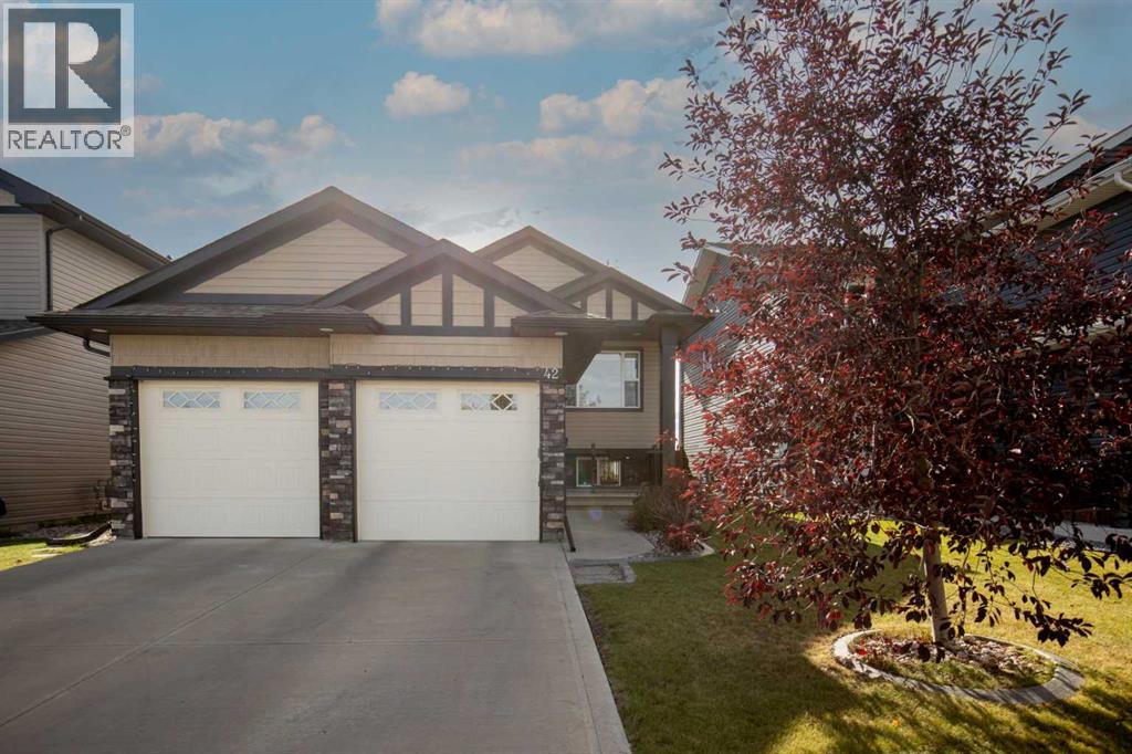 42 Iron Wolf Ct, Lacombe, AB T4L 0E8