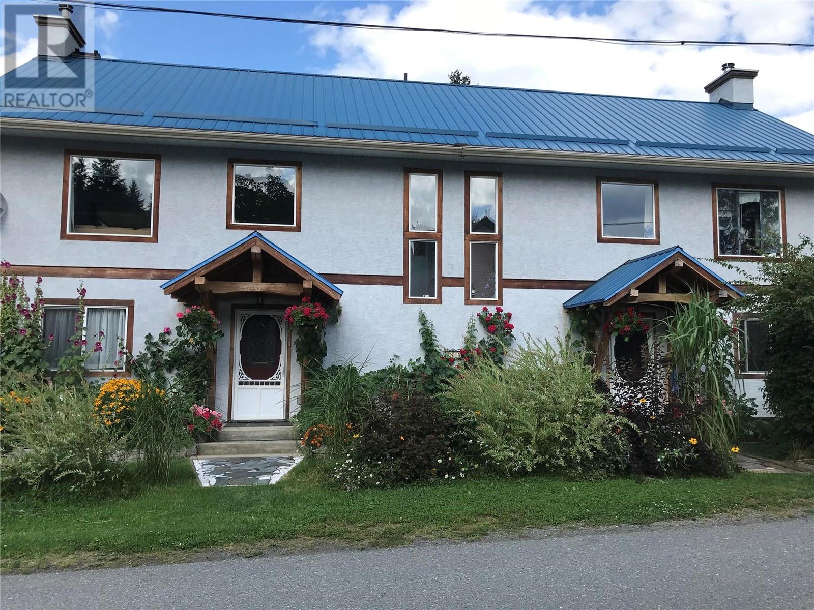 504 Centre St, Kaslo, BC V0G 1M0
