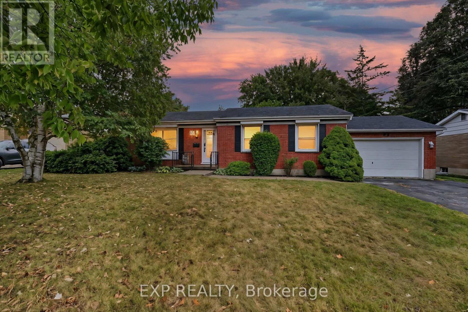 61 Larkspur Cres, London, ON N6H 3R1