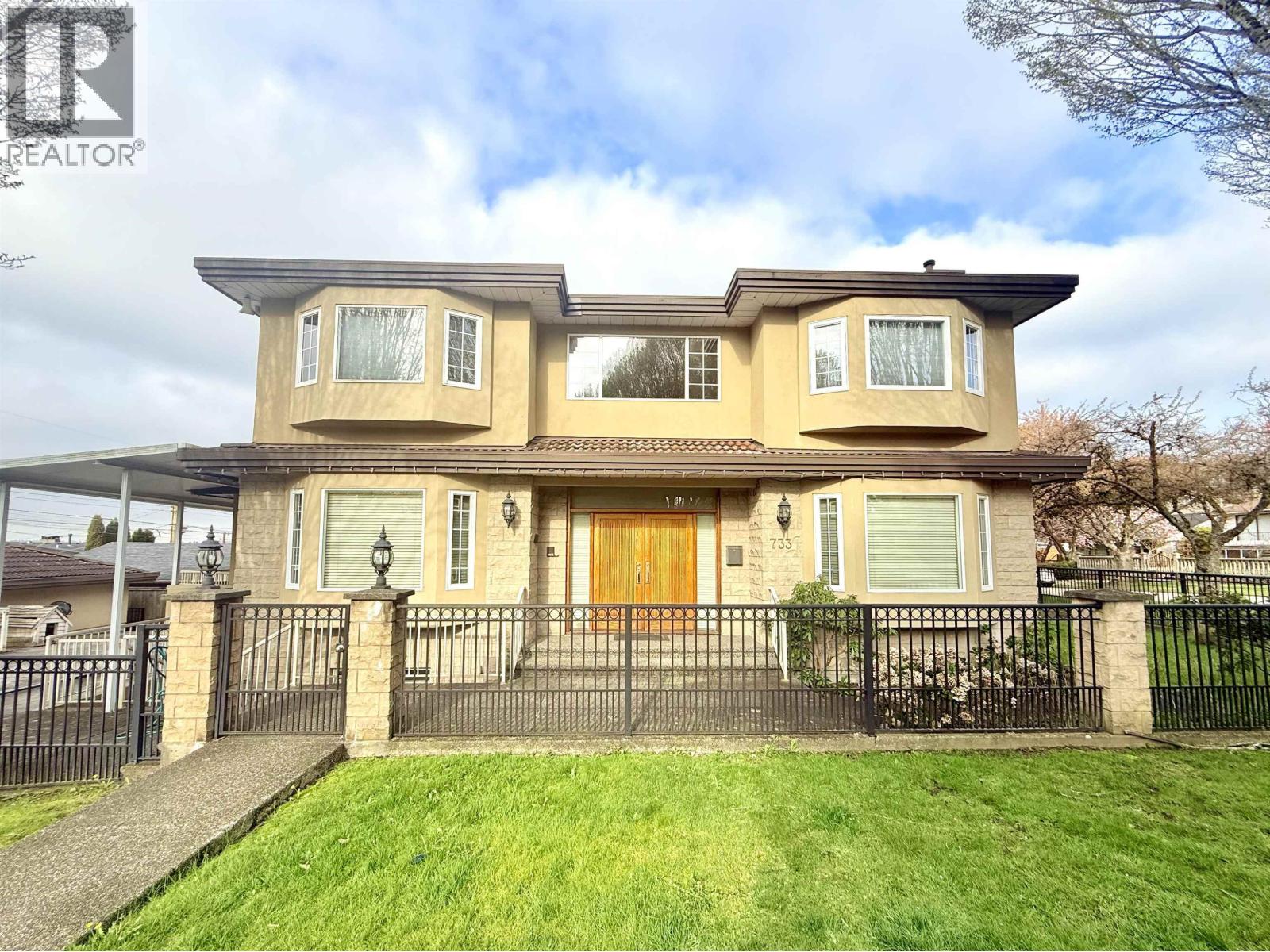 733 Macdonald Ave, Burnaby, BC V5C 6N6