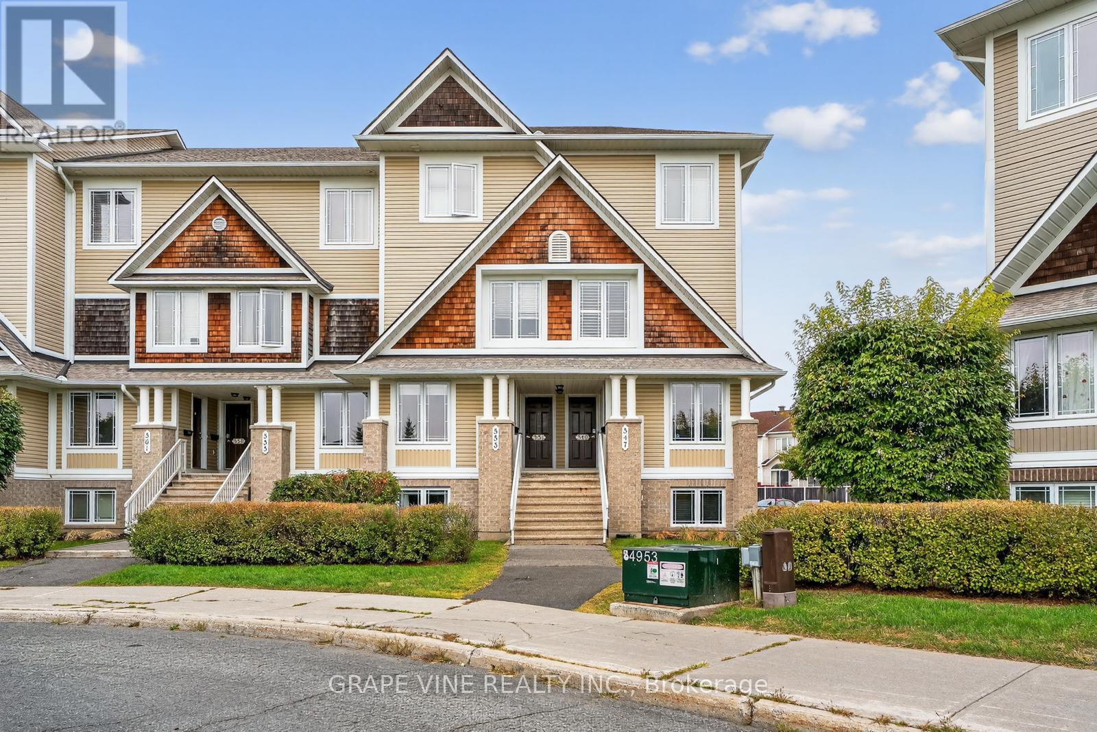 553 Lakeridge Dr, Ottawa, ON K4A 0H4