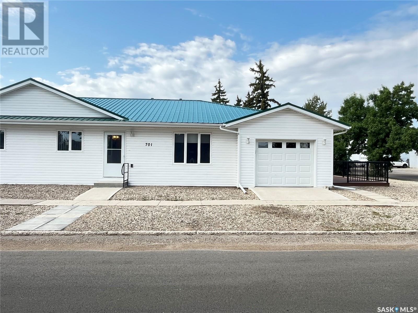 701 1 Avenue, Maple Creek, SK S0N 1N0