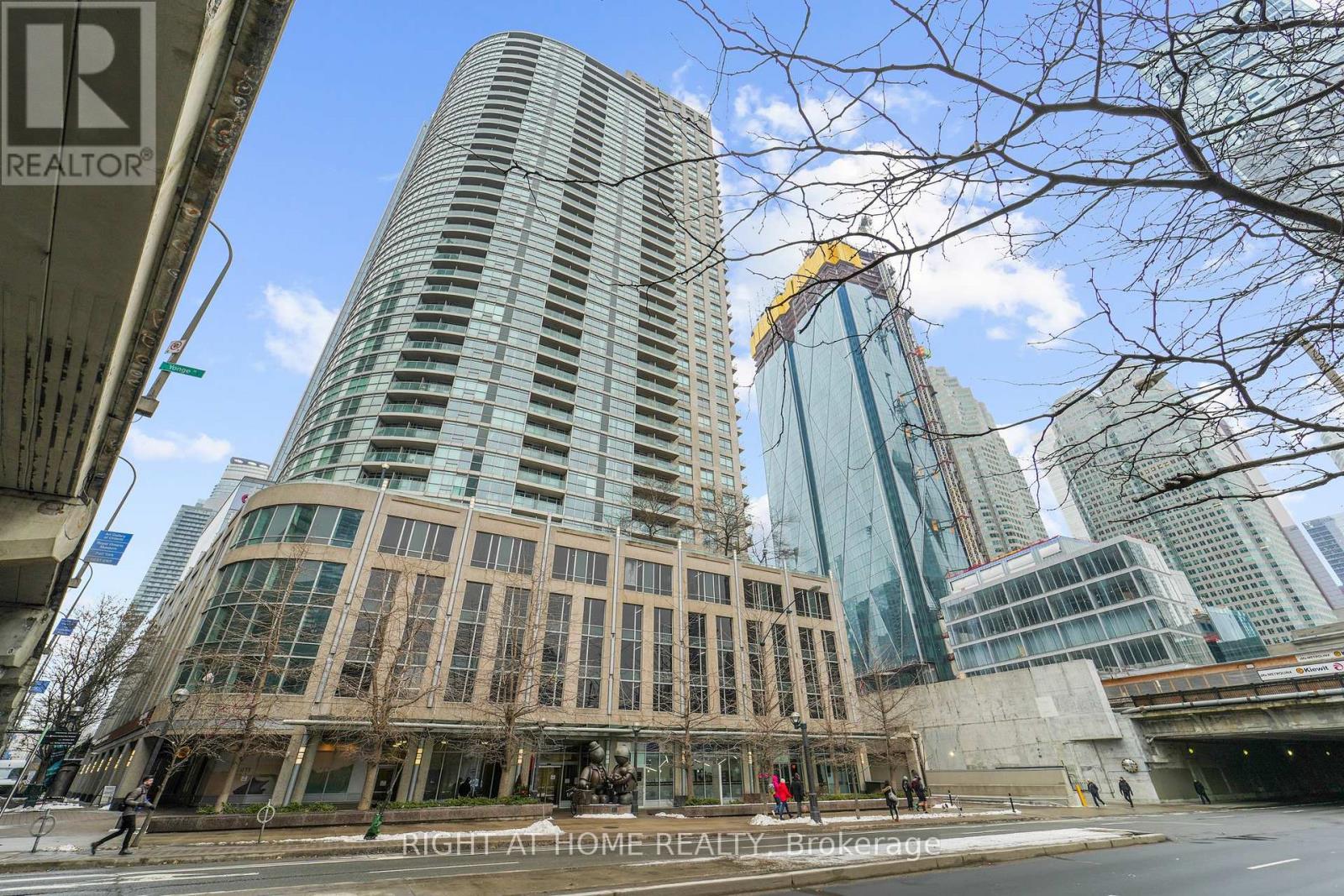 2315 18 Yonge St, Toronto, ON M5E 1Z8