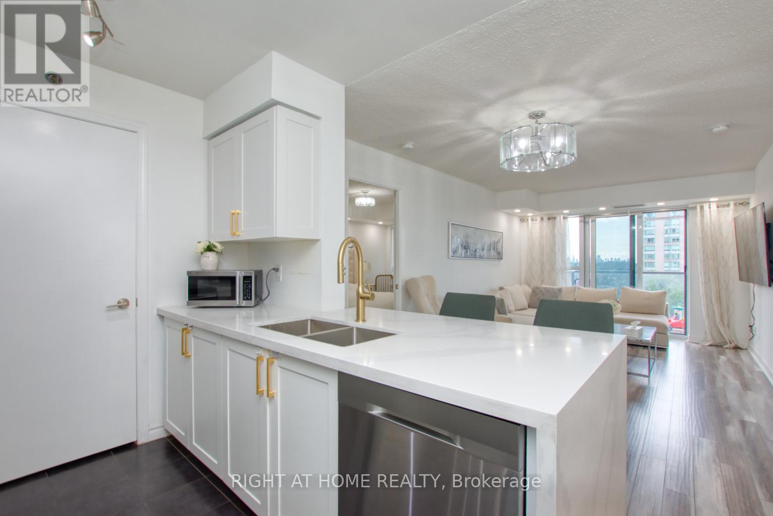 827 35 Saranac Blvd, Toronto, ON M6A 2G4