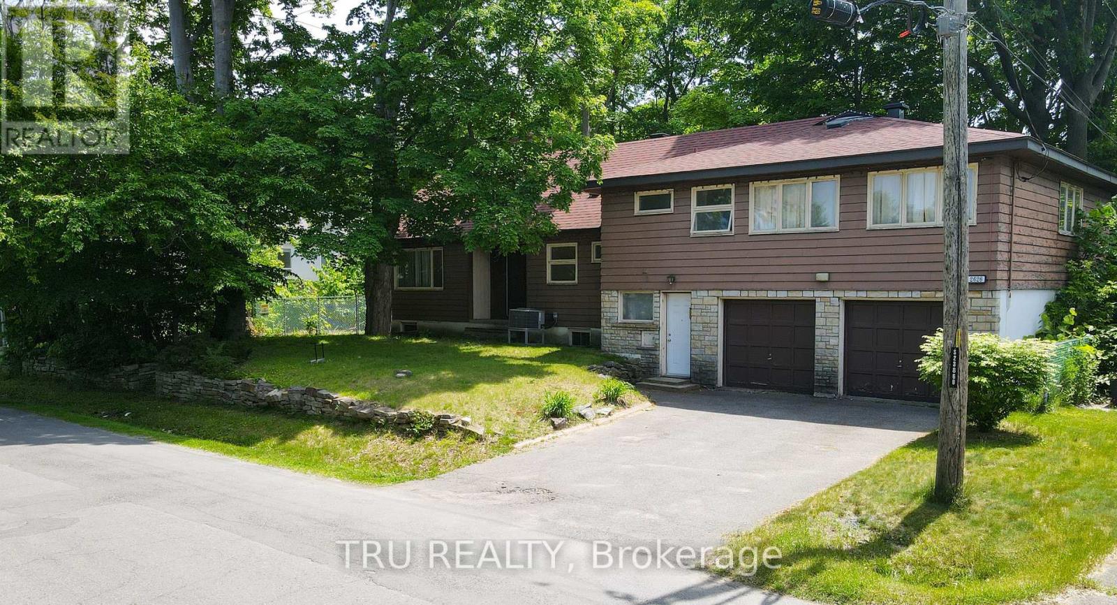 2626 Elmhurst St, Ottawa, ON K2B 7N6