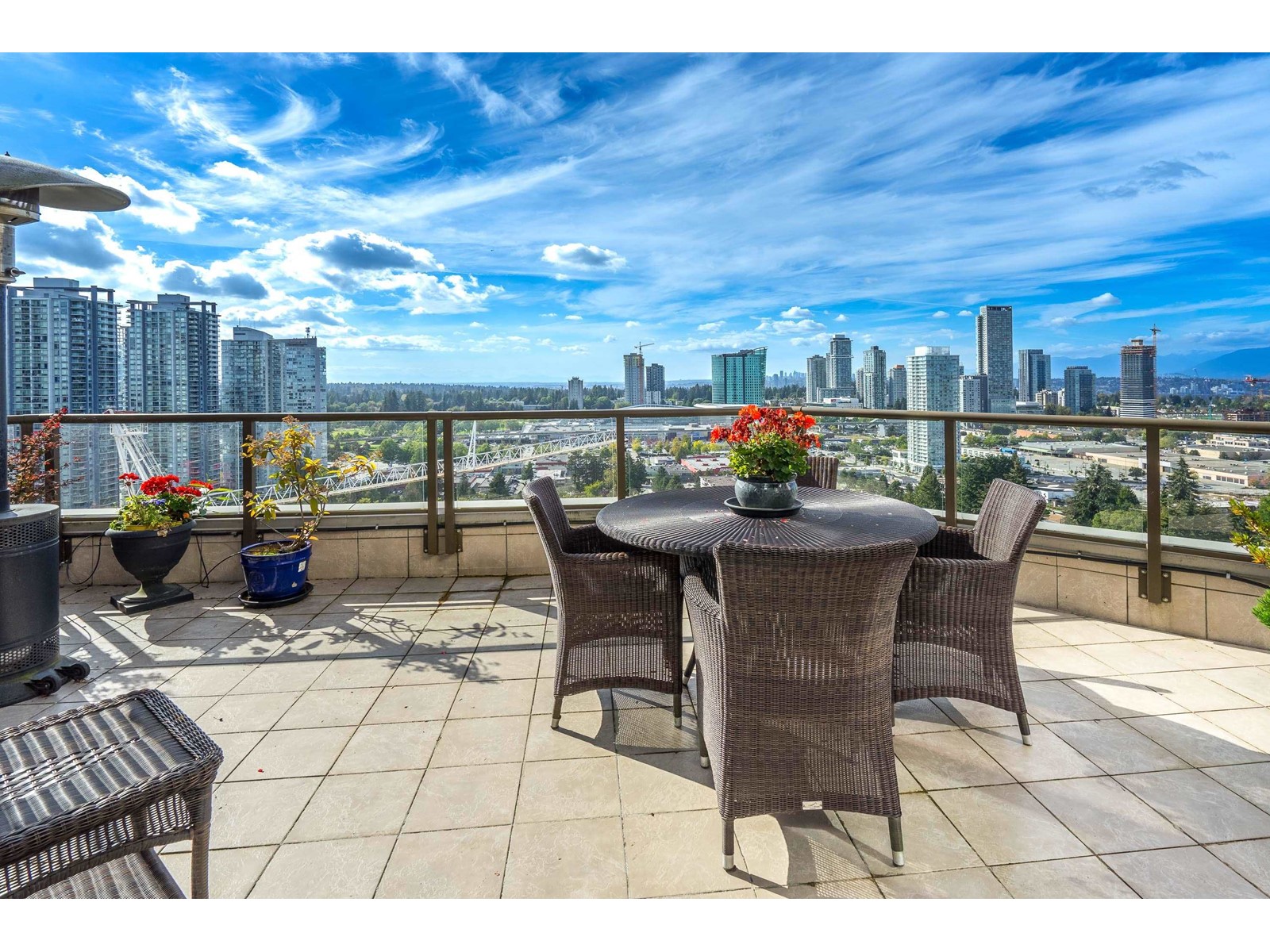 13880 101 Avenue Unit 2101, Surrey, BC V3T 5T1