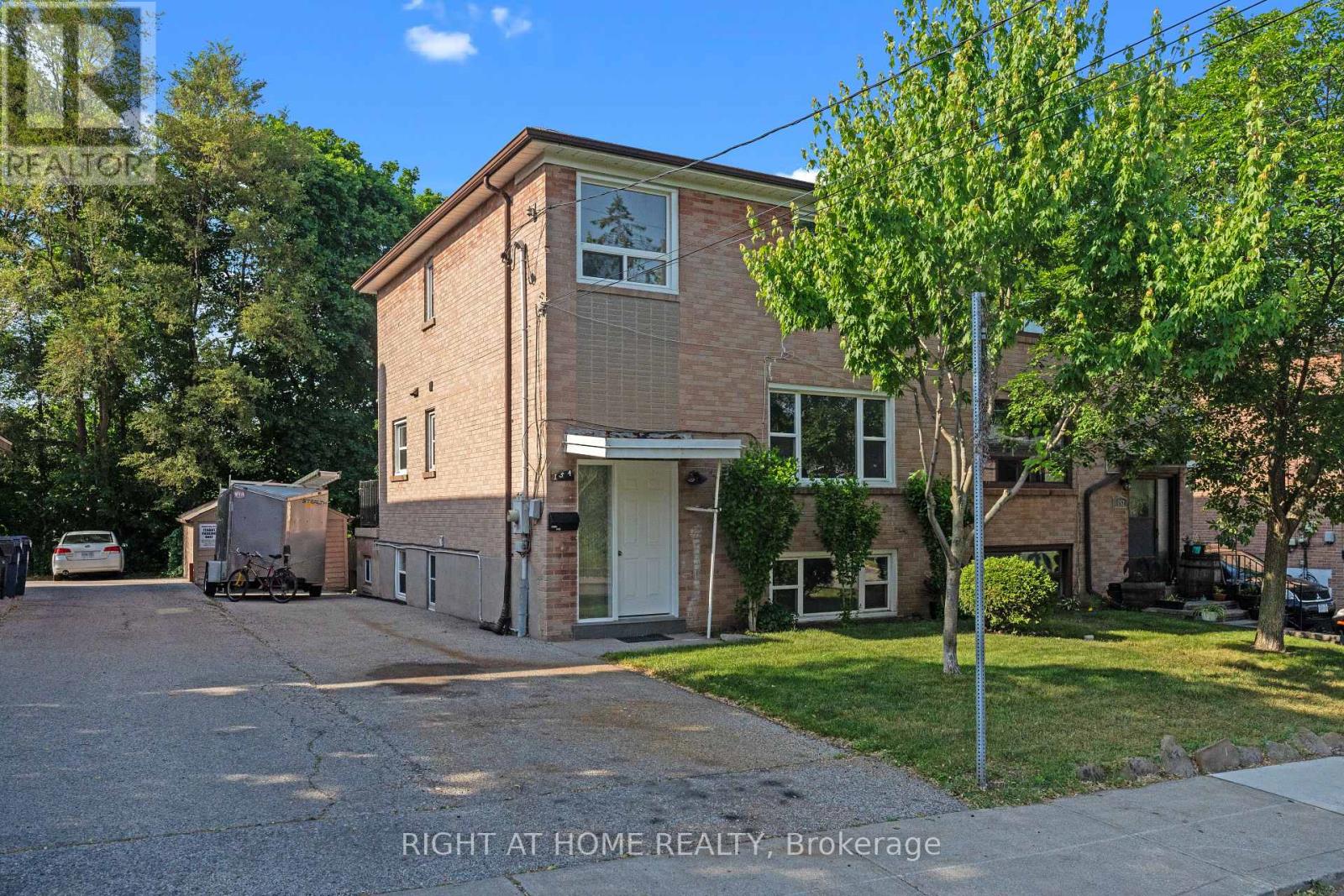 154 Edinborough Ct, Toronto, ON M6N 2E8