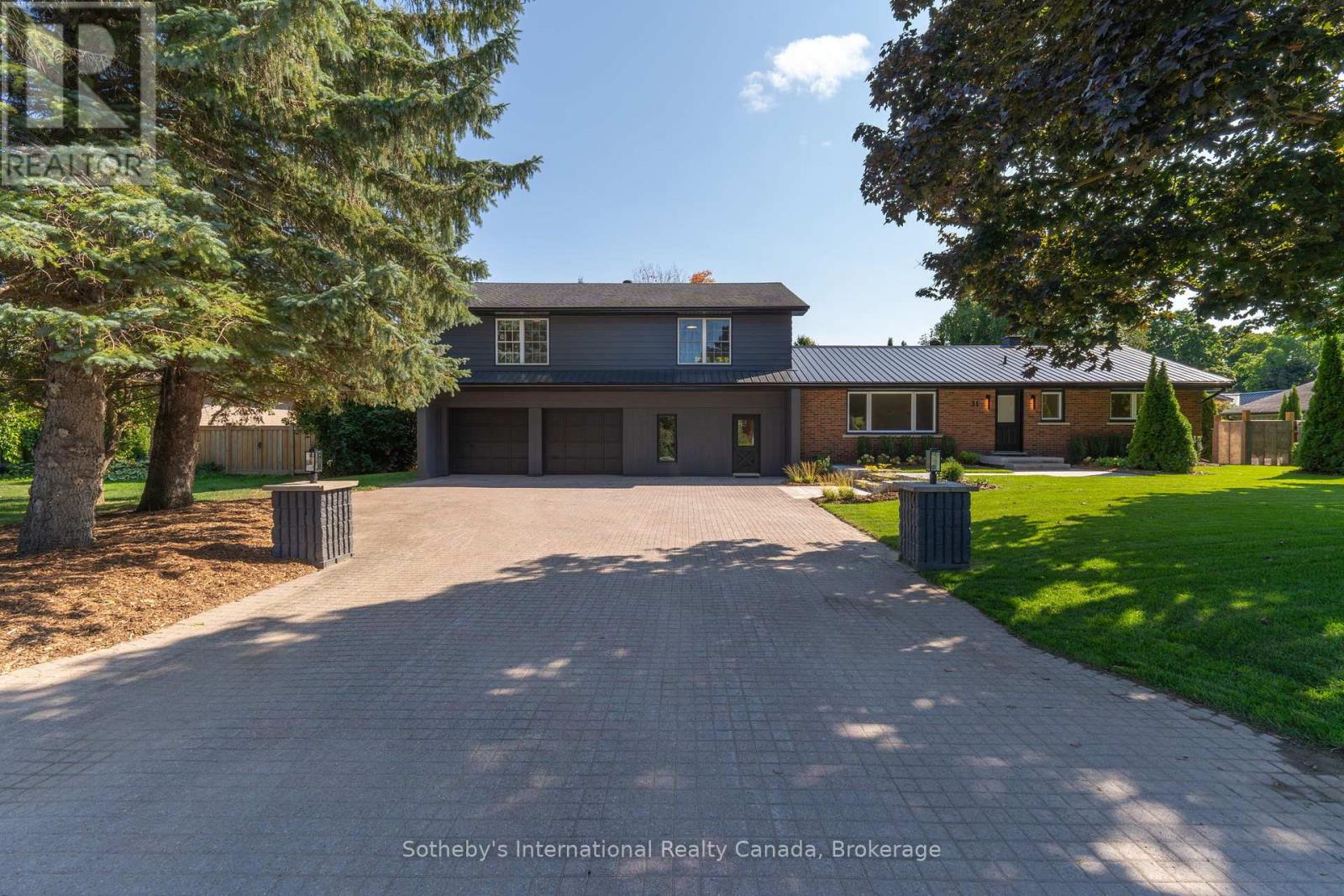 31 Elizabeth St E, Clearview, ON L0M 1G0
