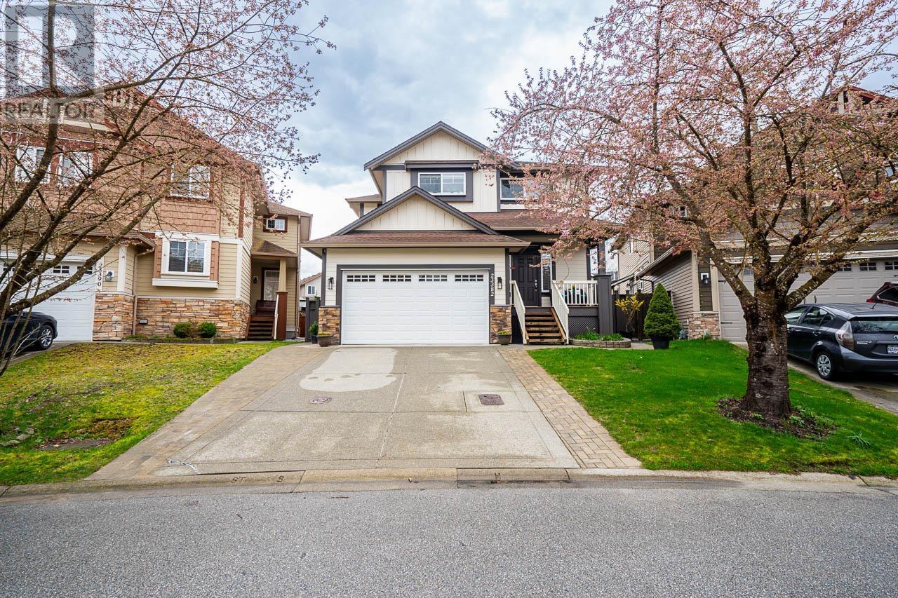 23382 Griffen Rd, Maple Ridge, BC V2W 0B6