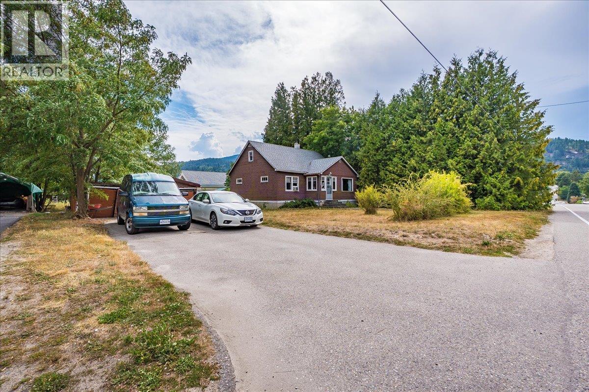 602 5 Street, Castlegar, BC V1N 2C5