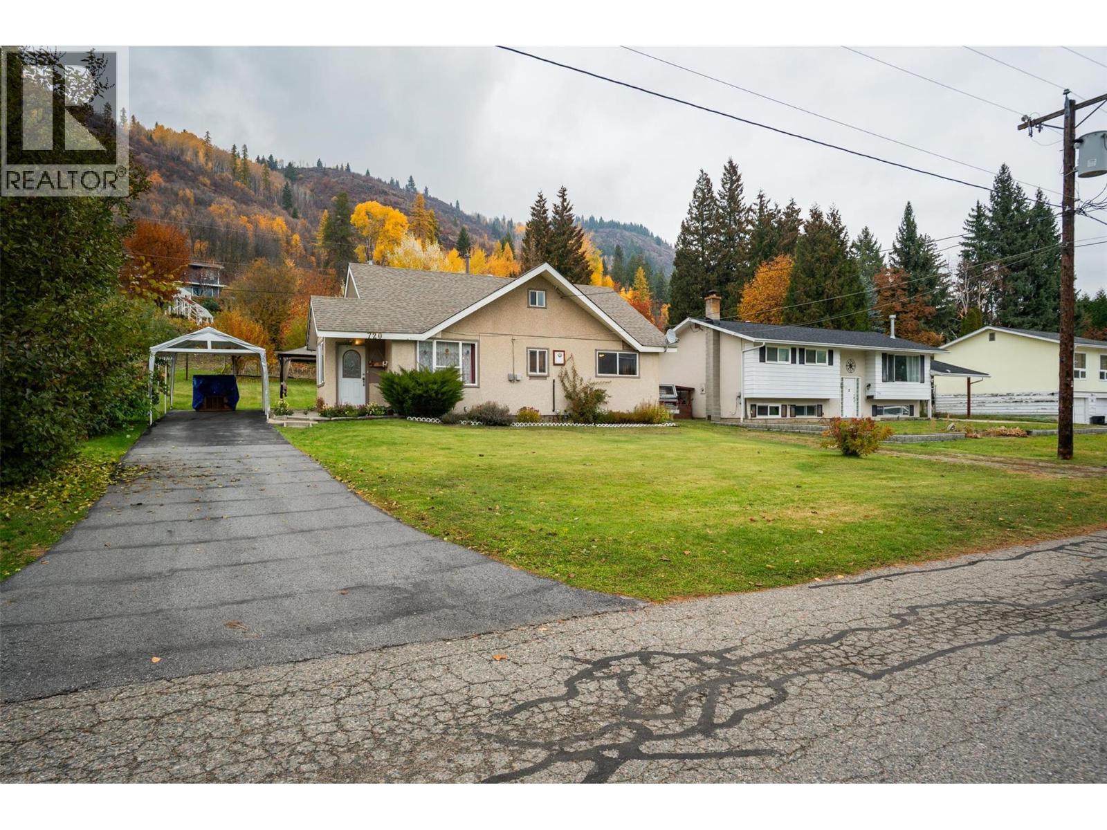 720 11th Avenue, Montrose, BC V0G 1P0