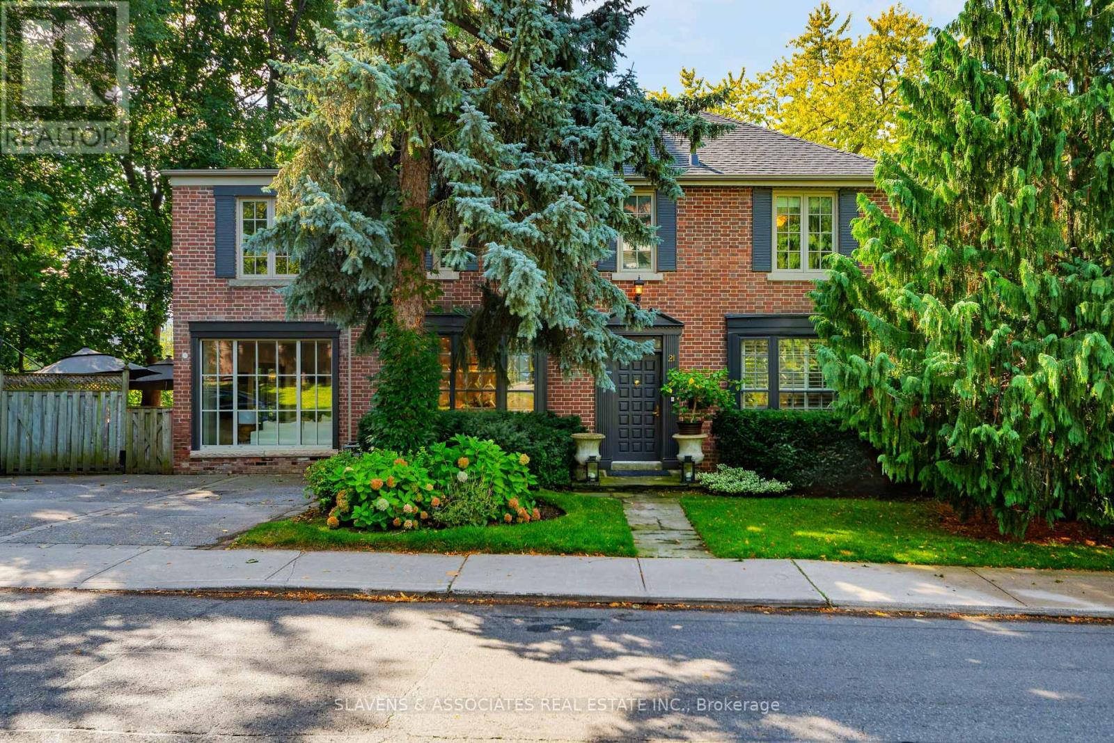 21 Wembley Rd, Toronto, ON M6C 2E8
