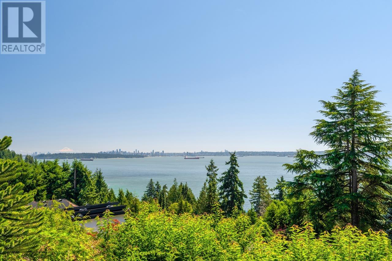 4111 Burkehill Rd, West Vancouver, BC V7V 3L9