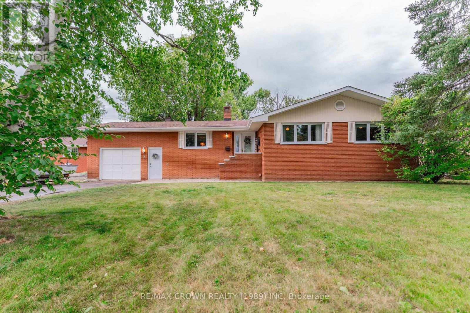 7 Sussex Pl, Kapuskasing, ON P5N 1M3