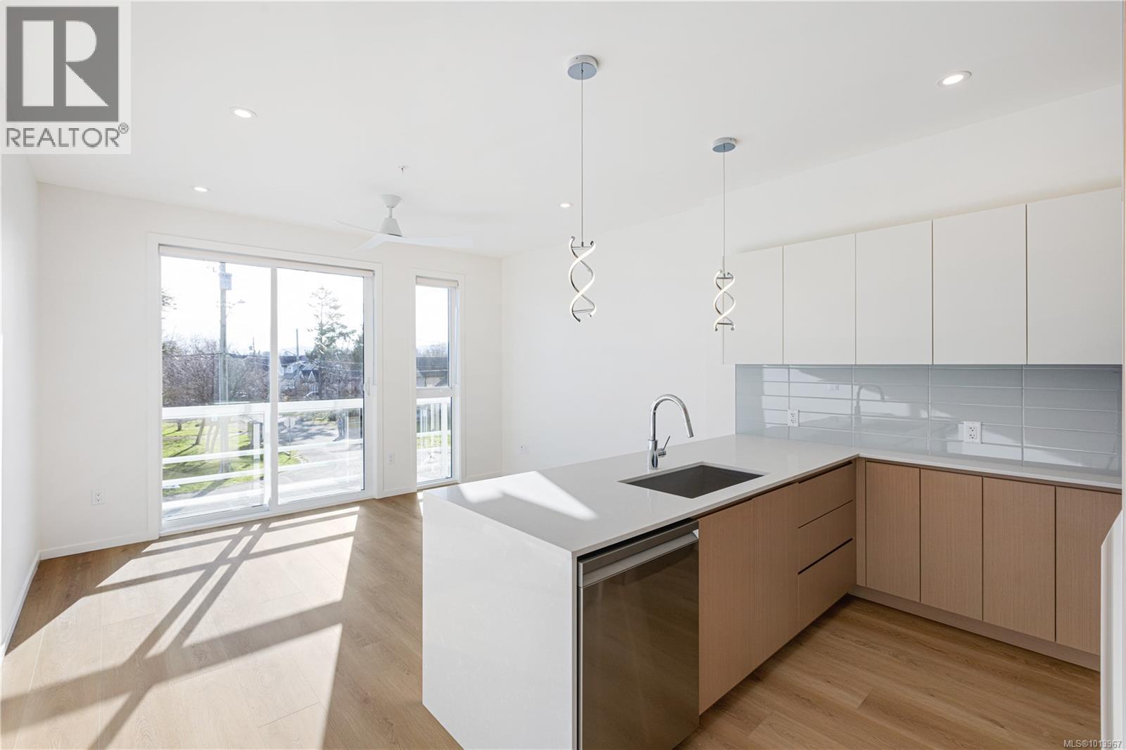 2374 Oakville Ave Unit 214 Ave, Sidney, BC V8L 1V5