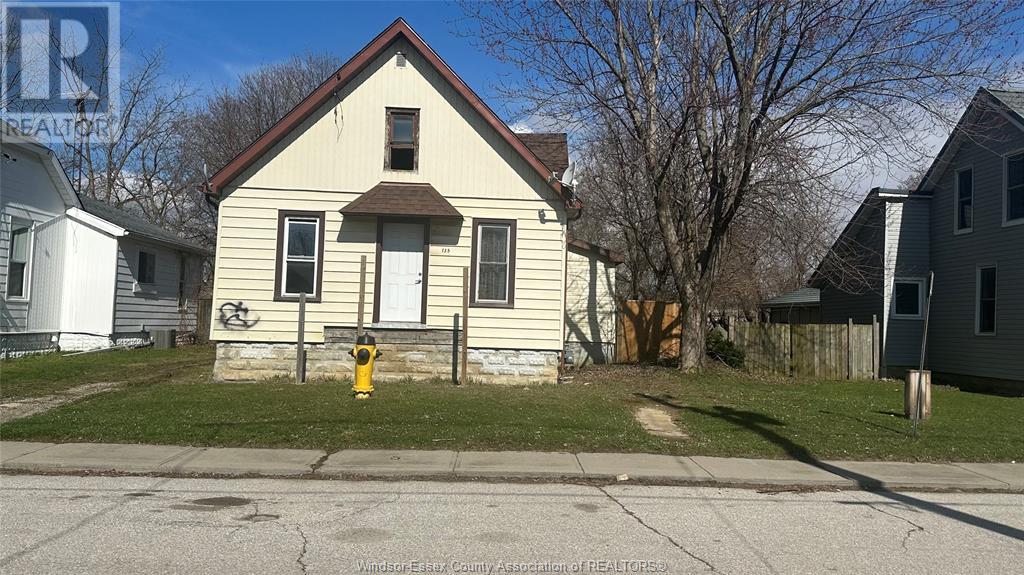 135 Edgar St, Chatham-Kent, ON N7M 1V6
