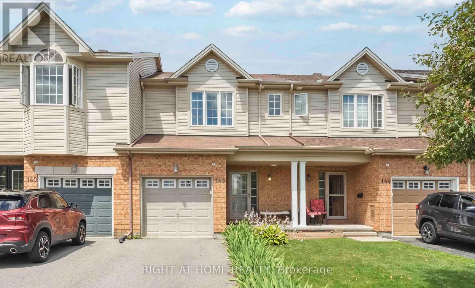 142 Lokoya St, Ottawa, ON K2S 0J4