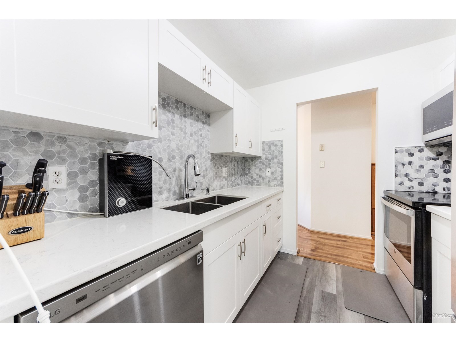 9946 151 Street Unit 203, Surrey, BC V3R 0V5
