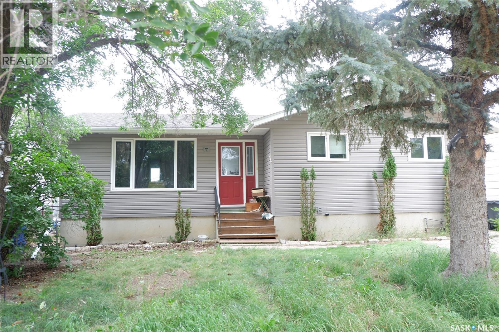 512 4th Avenue West, Assiniboia, SK S0H 0B0