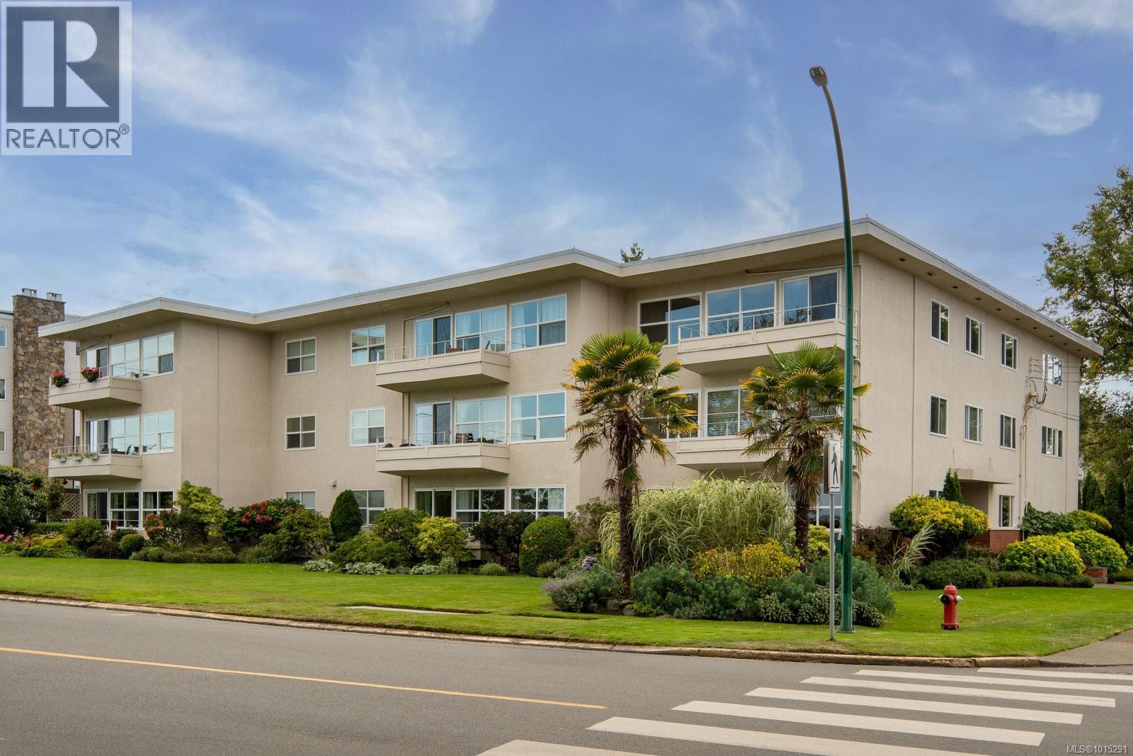 1318 Beach Dr Unit 301 Dr, Oak Bay, BC V8S 2N5