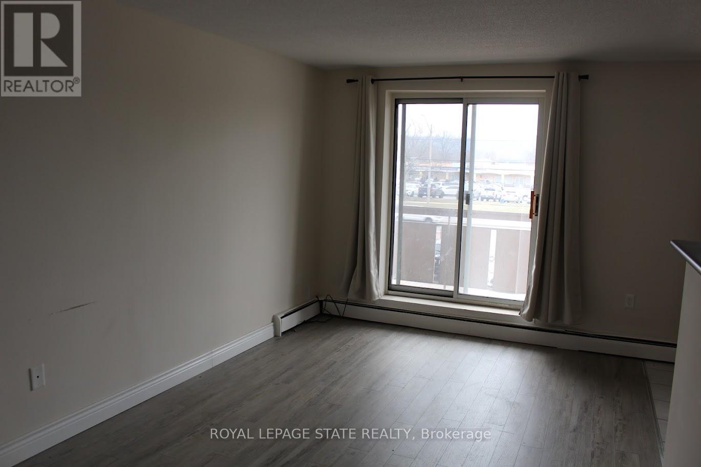 204 851 Queenston Rd, Hamilton, ON L8G 1B4