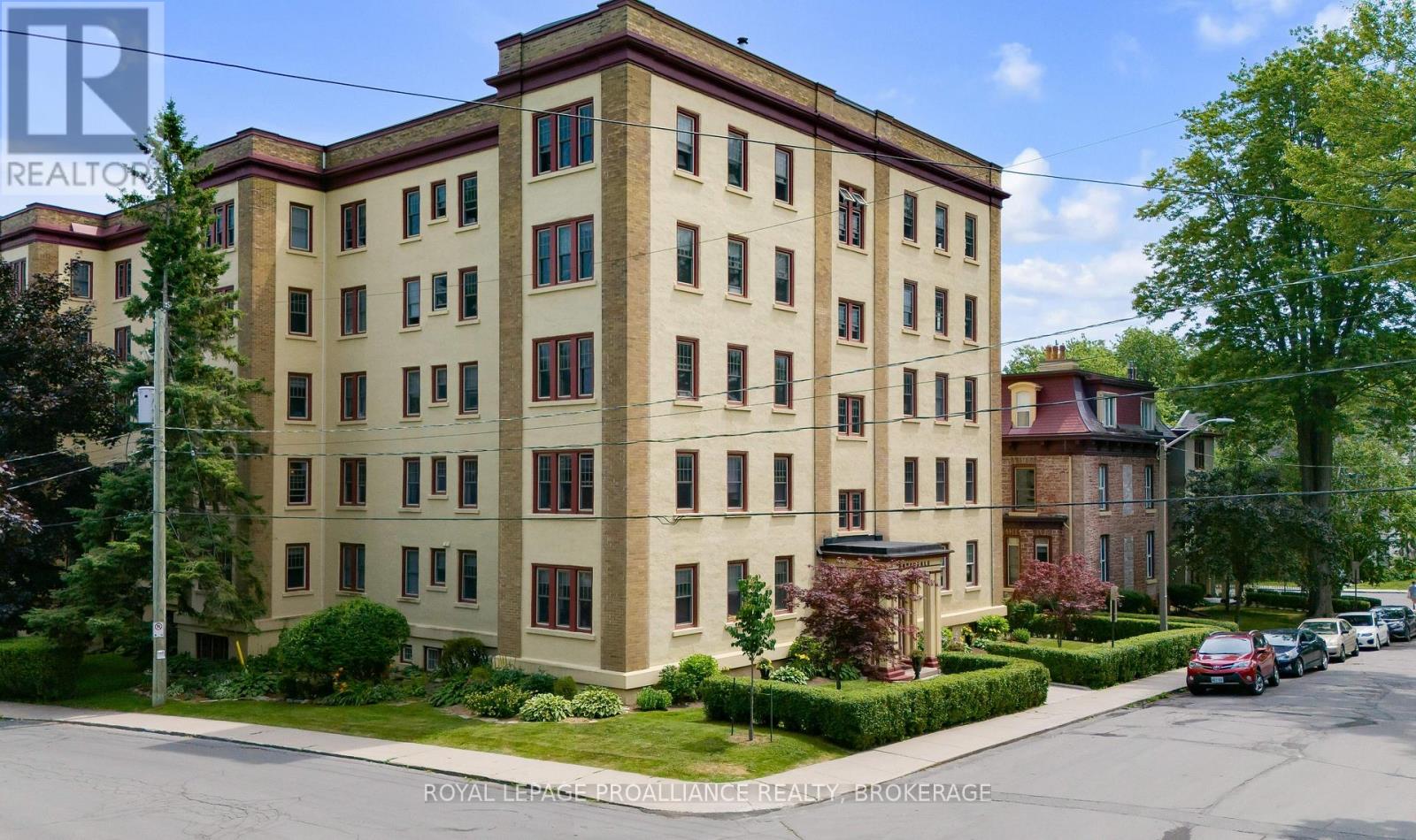 302 67 Sydenham St, Kingston, ON K7L 3H2