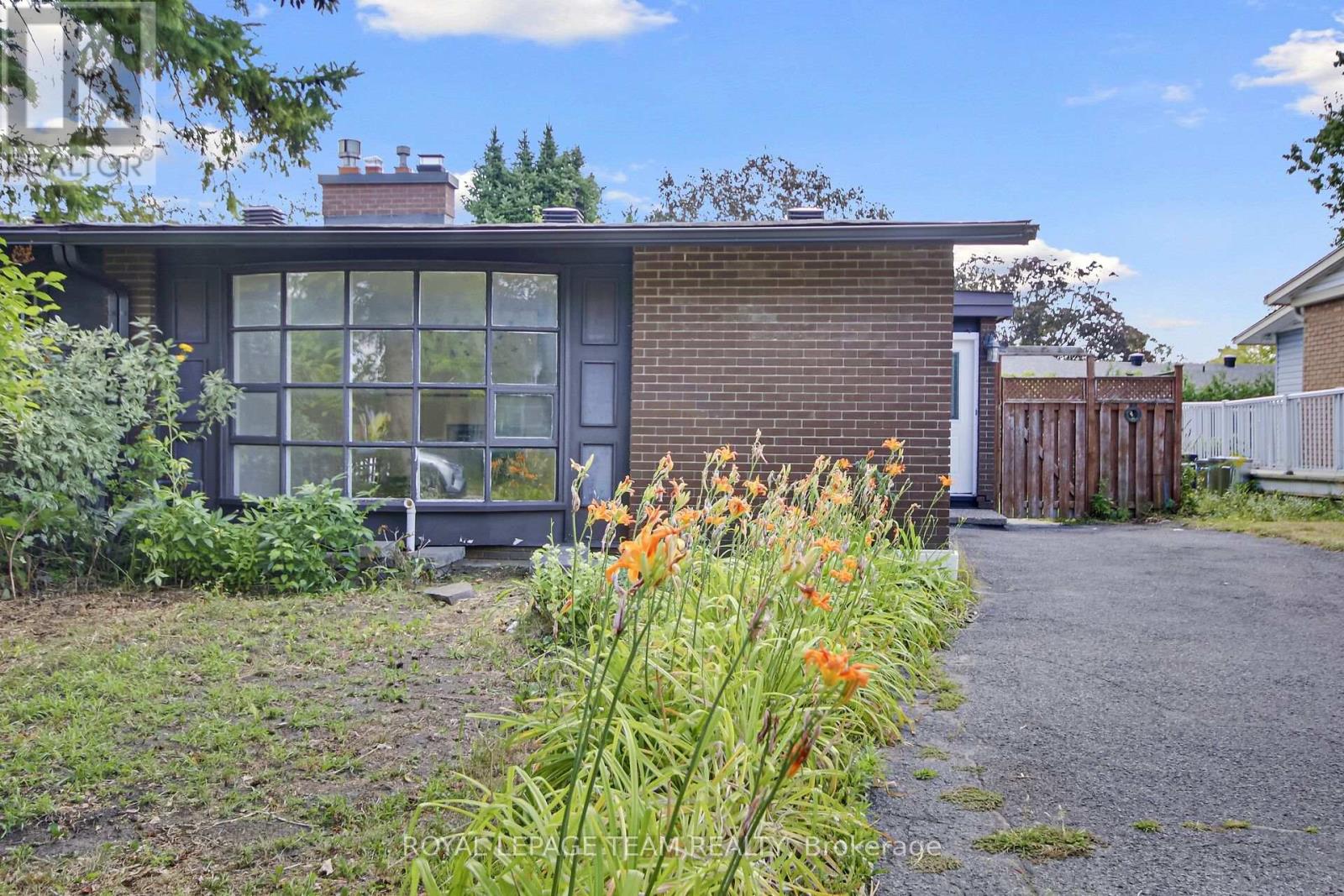 52 Bowhill Ave, Ottawa, ON K2E 6S7