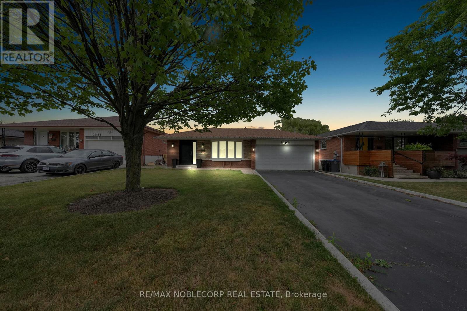 2515 Hensall St, Mississauga, ON L5A 2T1