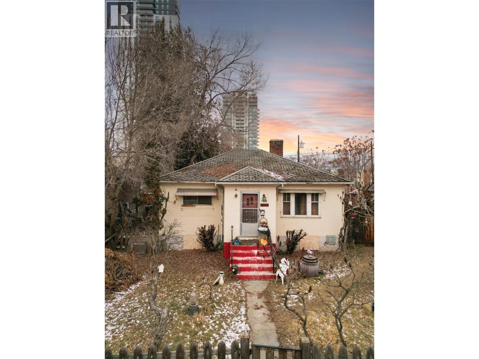 1470 Richter St, Kelowna, BC V1Y 2L8