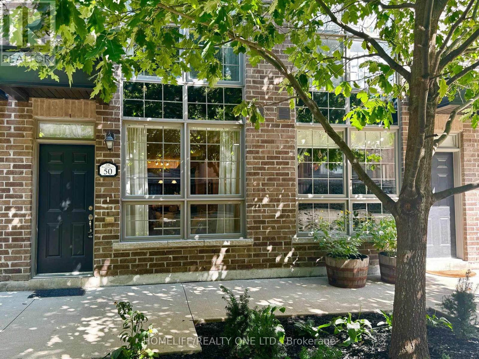 220 Brandon Ave #50 Ave, Toronto, ON M6H 3Z4