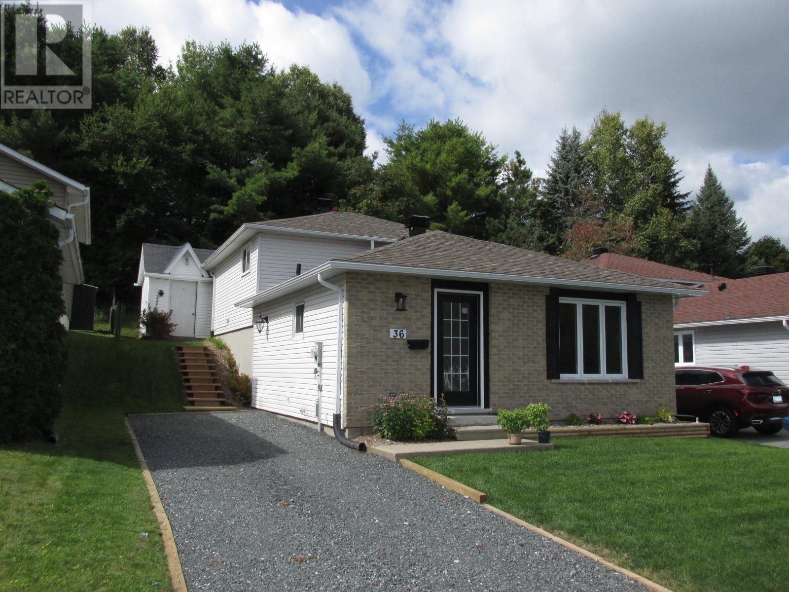36 Hergott Ave, Elliot Lake, ON P5A 3A8