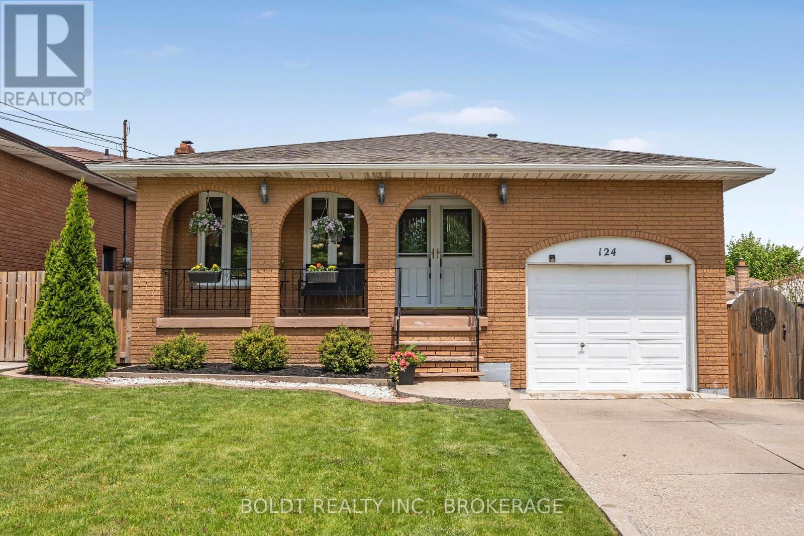 124 Quaker Cres, Hamilton, ON L8W 1H7