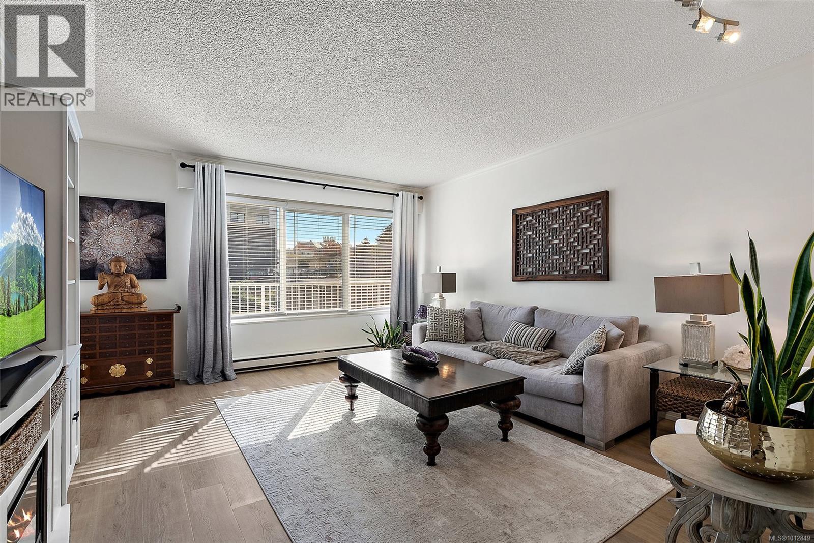 642 Admirals Rd Unit 302 Rd, Esquimalt, BC V9A 2N7