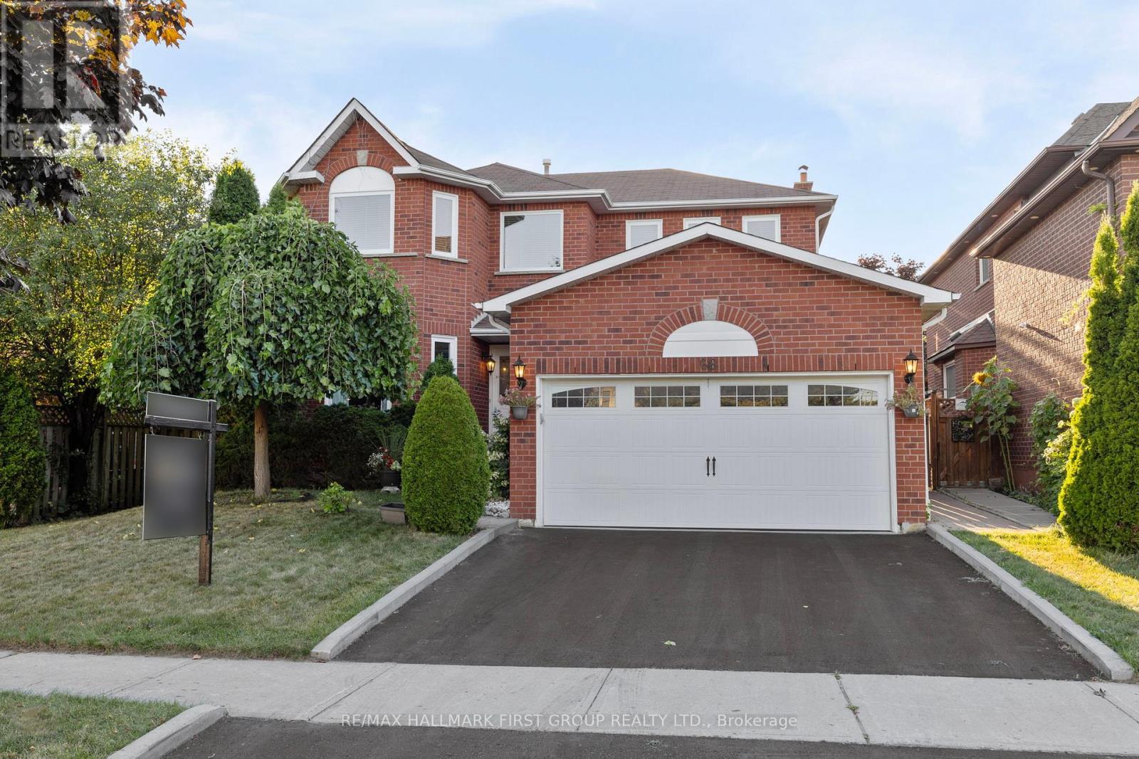 68 Forest Heights St, Whitby, ON L1R 1X4