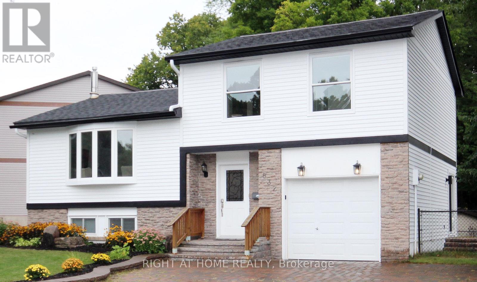 832 Boronia Cres, Newmarket, ON L3Y 5J9