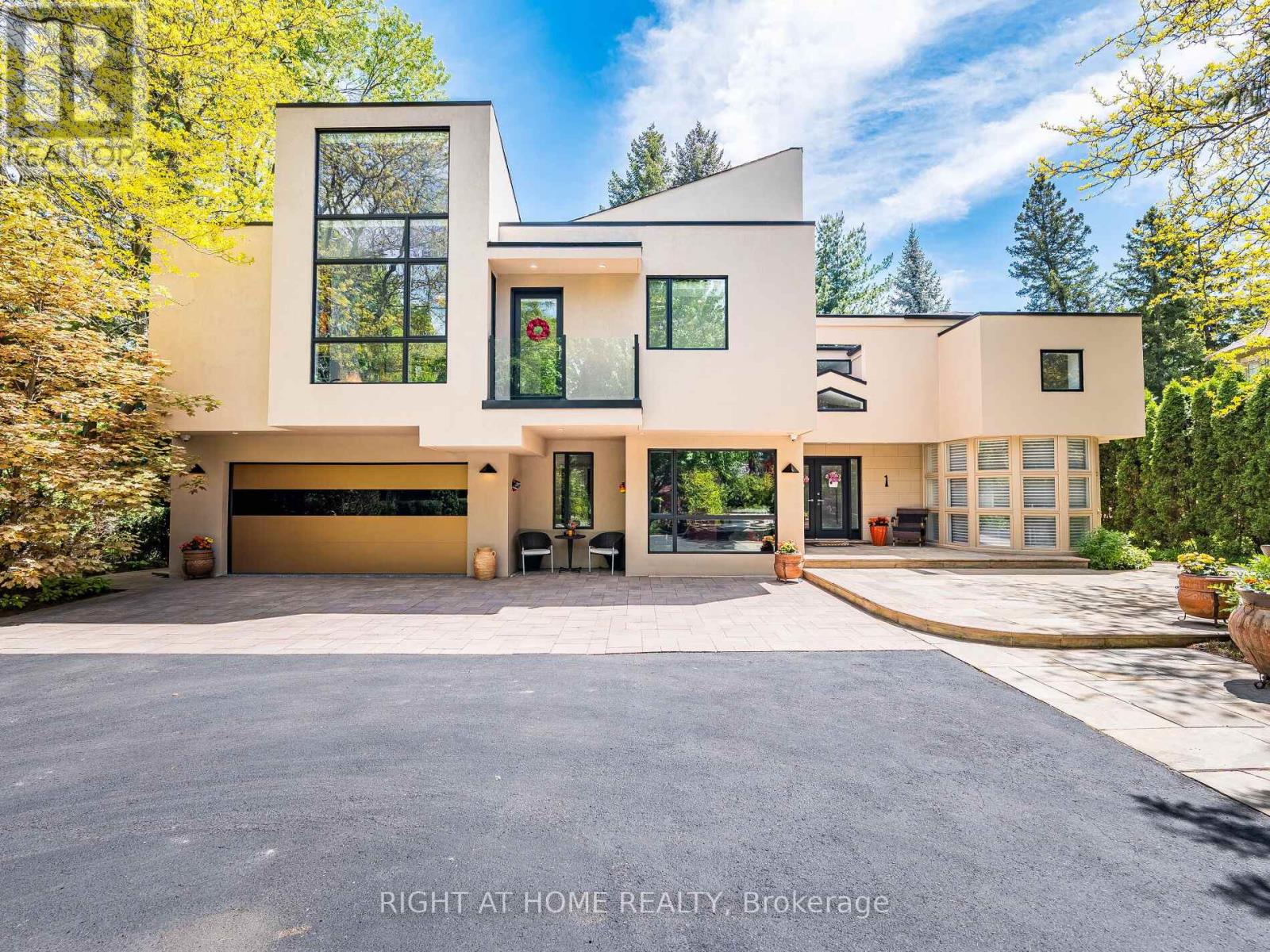 1 Friars Ln W, Toronto, ON M9A 1T6