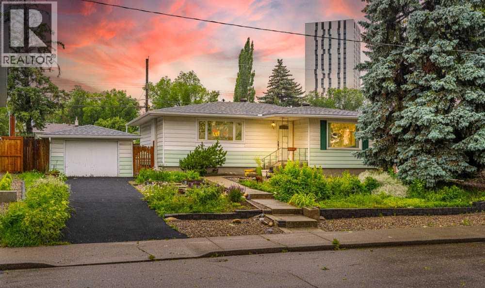 2211 Halifax Cres NW, Calgary, AB T2M 4E1