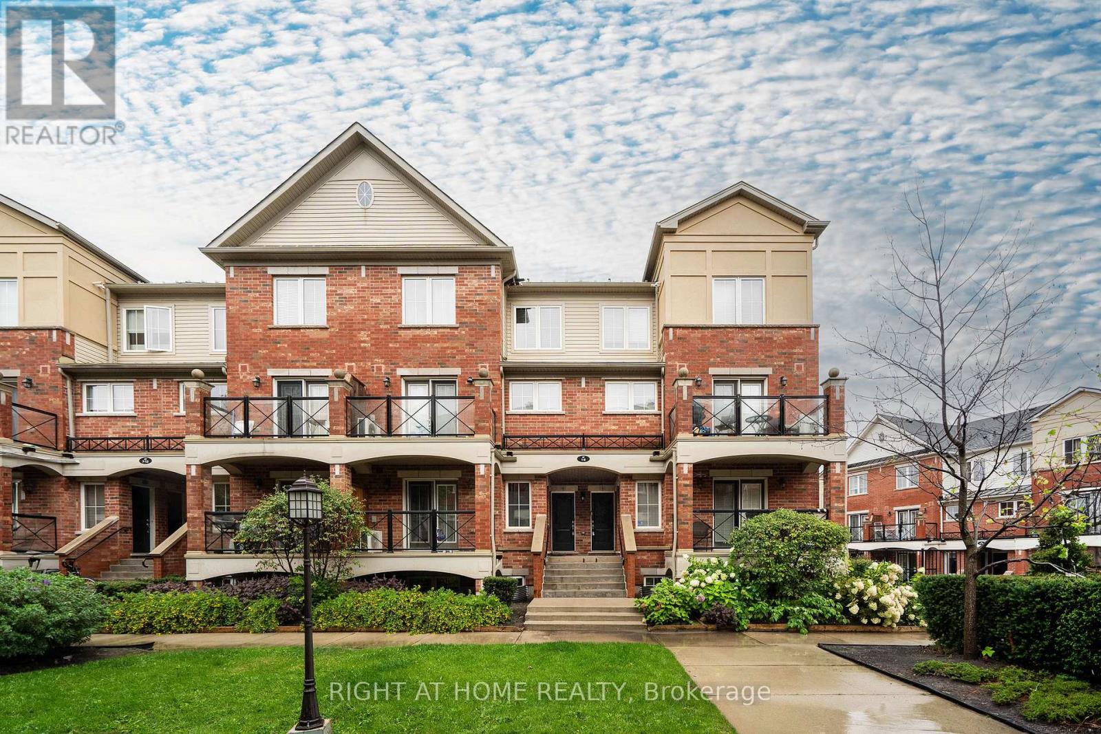 3 47 Hays Blvd, Oakville, ON L6H 0J1