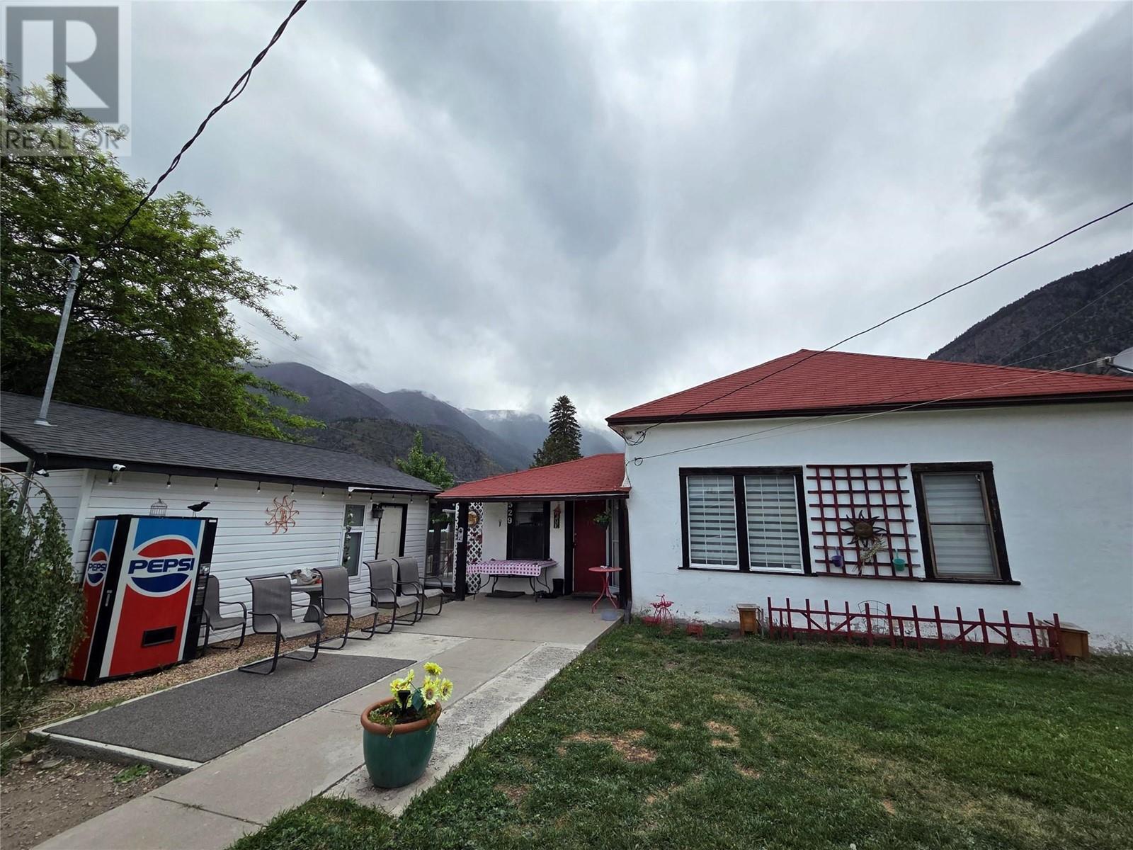529 6 Avenue, Keremeos, BC V0X 1N3