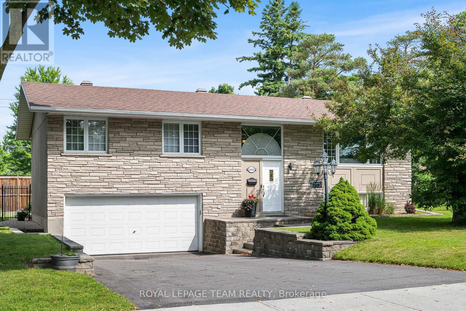 2001 Belair Dr, Ottawa, ON K2C 0X1