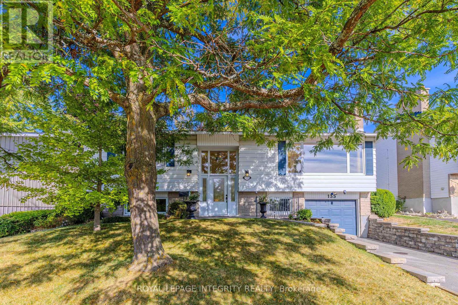 135 Desmond Ave, Ottawa, ON K2L 1E8