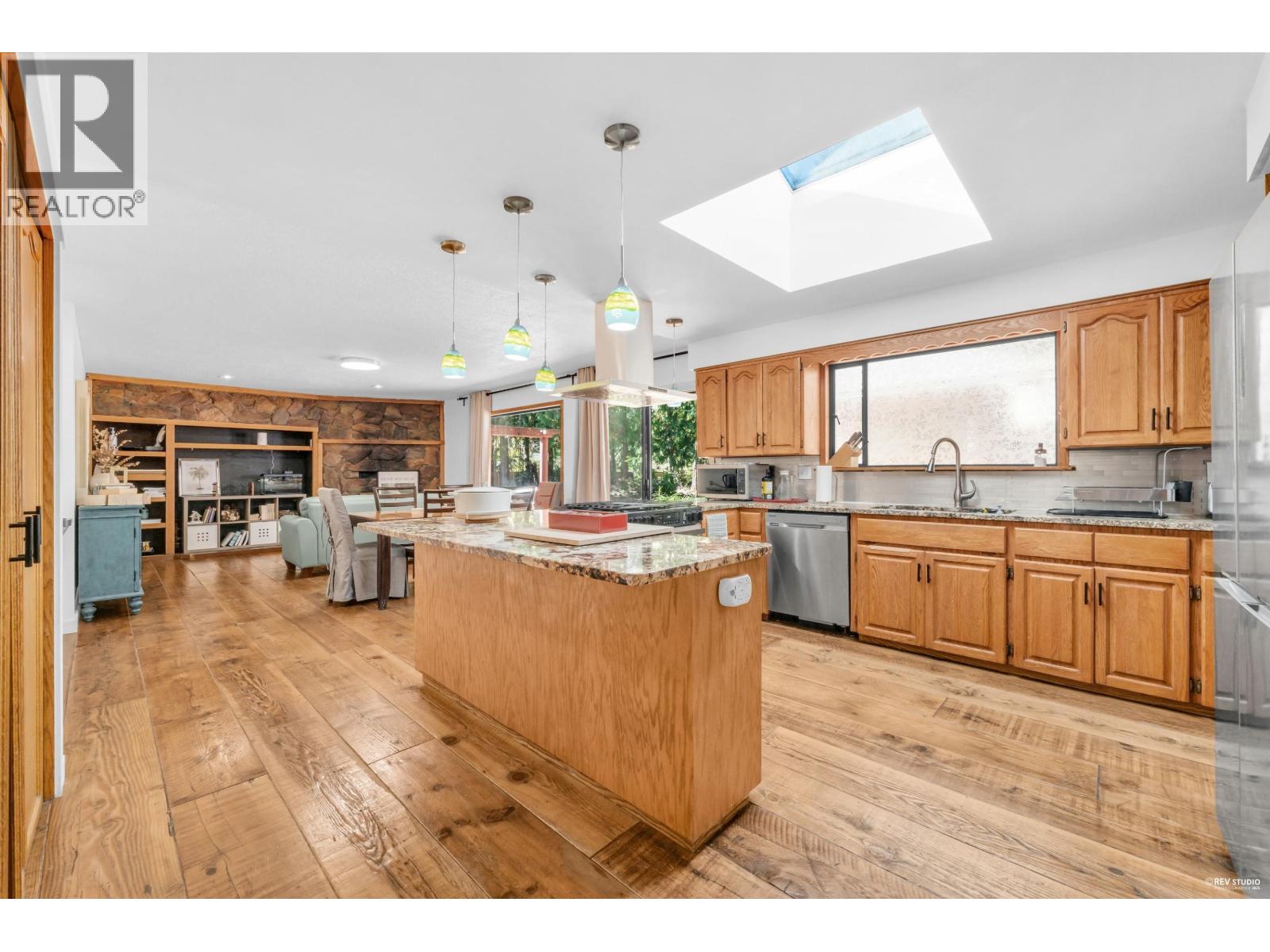 12643 Garibaldi St, Maple Ridge, BC V2W 1N5