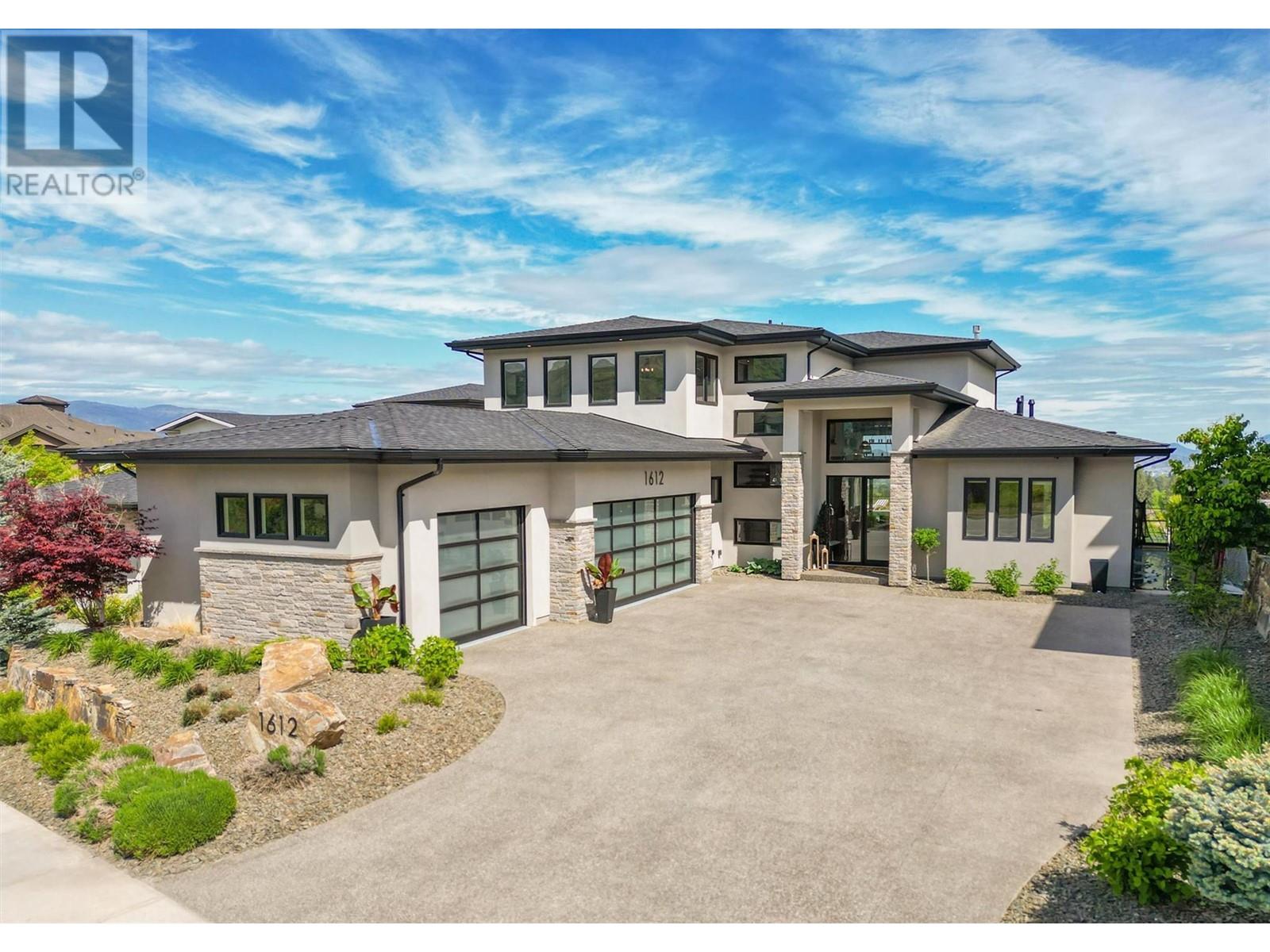 1612 Vincent Pl, Kelowna, BC V1W 5N9