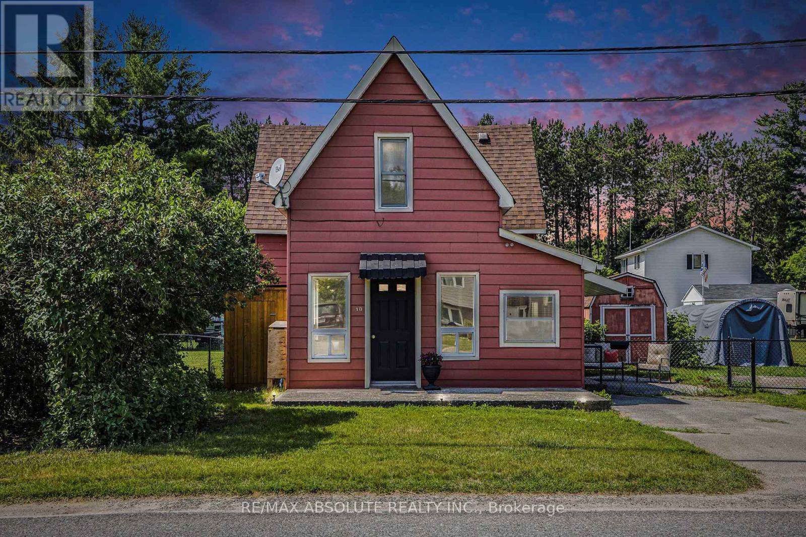 10 Neilson St, Mcnabbraeside, ON K7S 3G2