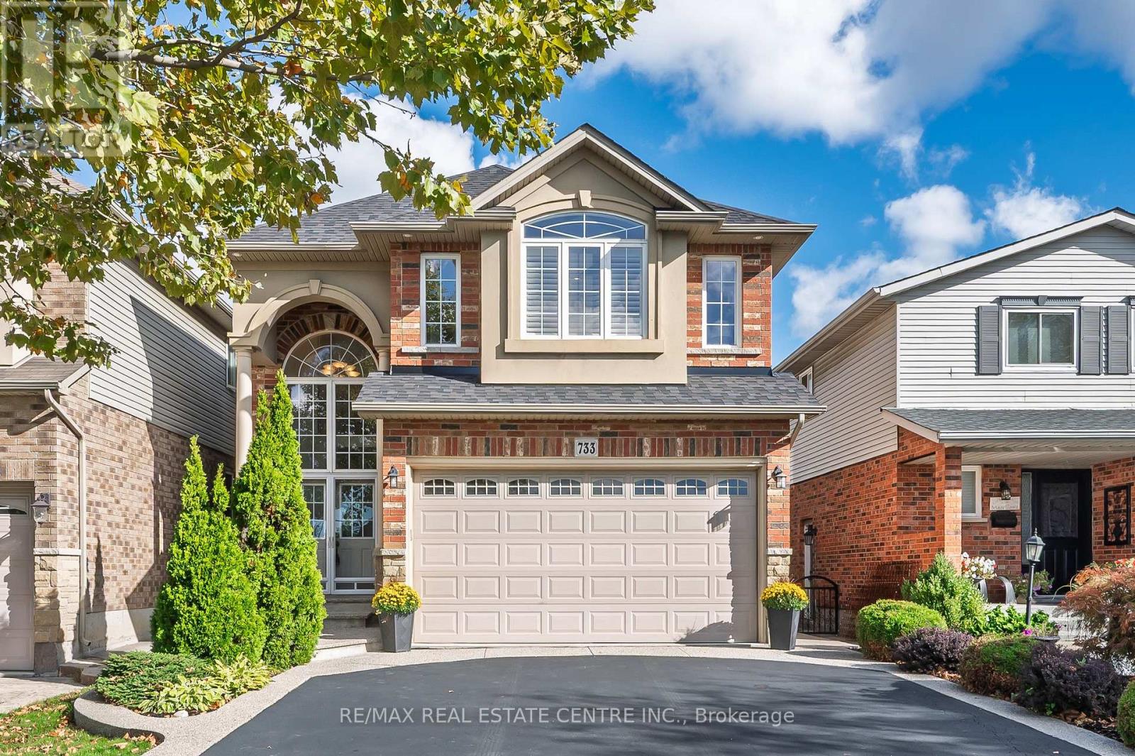 733 Stone Church Rd E, Hamilton, ON L8W 1A9