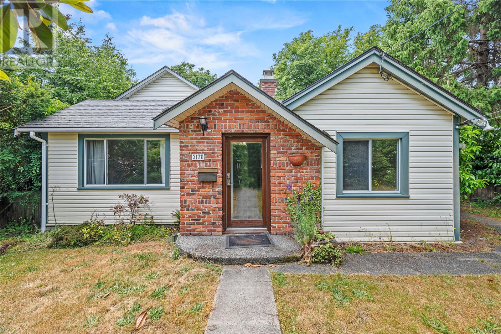 3170 Frechette St, Saanich, BC V8P 4N5