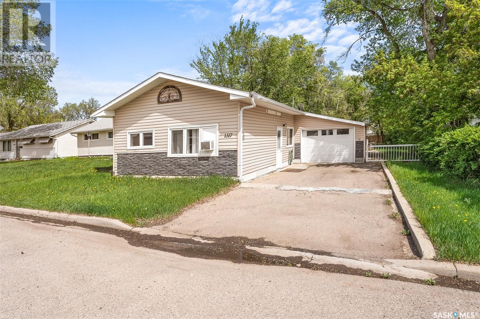 1317 Connaught Ave, Moose Jaw, SK S6H 4B9