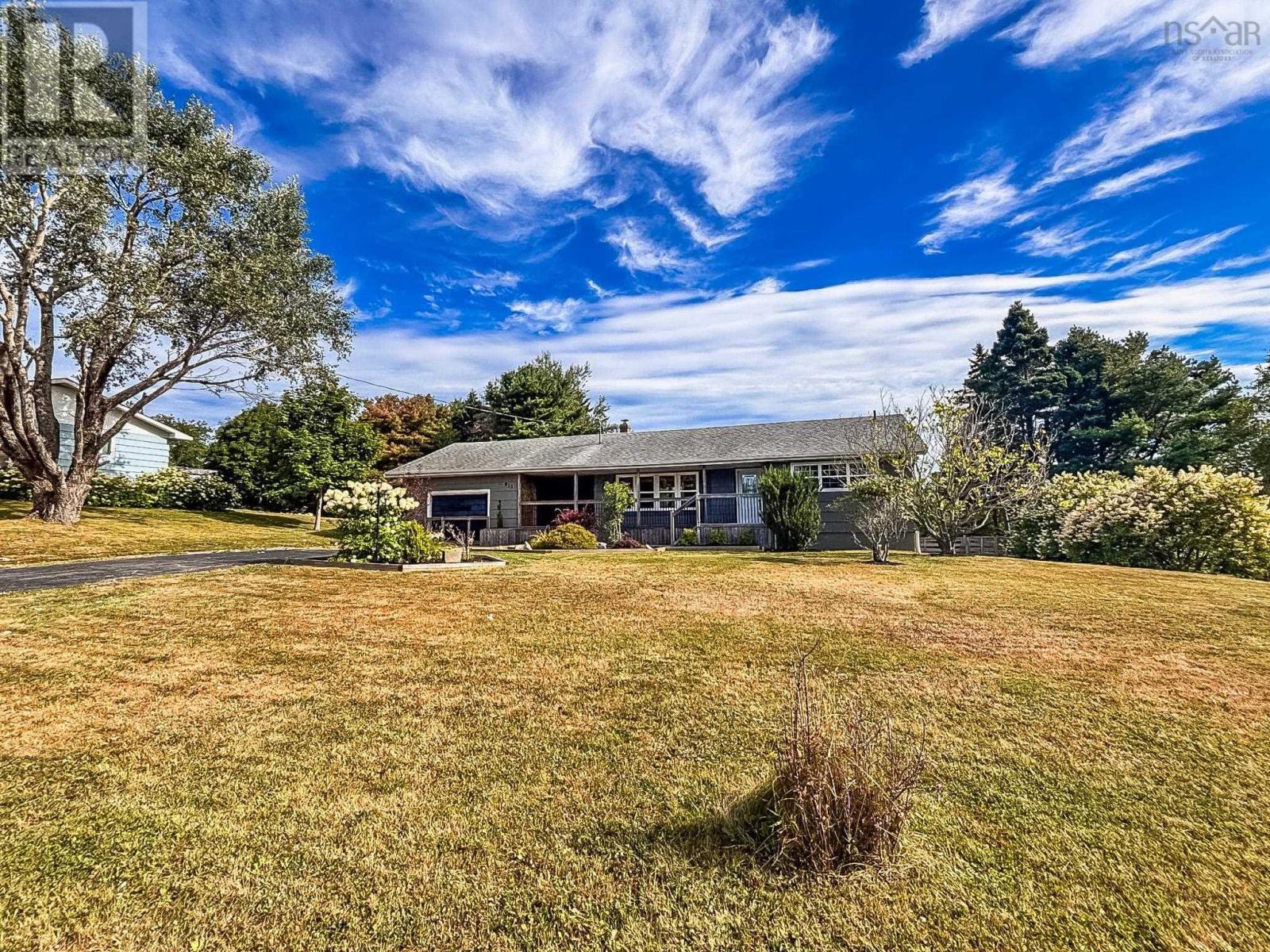 911 Blue Rocks Rd, Lunenburg, NS B0J 2C0