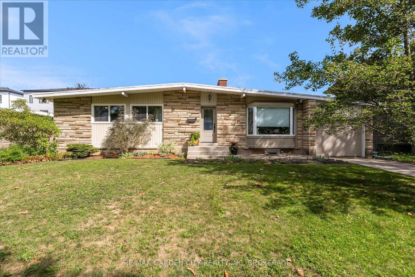 15 Jasmin Cres, St. Catharines, ON L2T 2B9