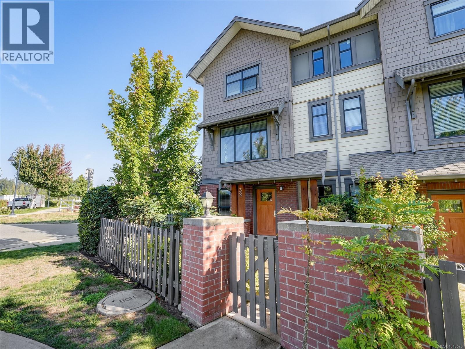 350 Latoria Blvd Unit 32 Blvd, Victoria, BC V9C 0M9